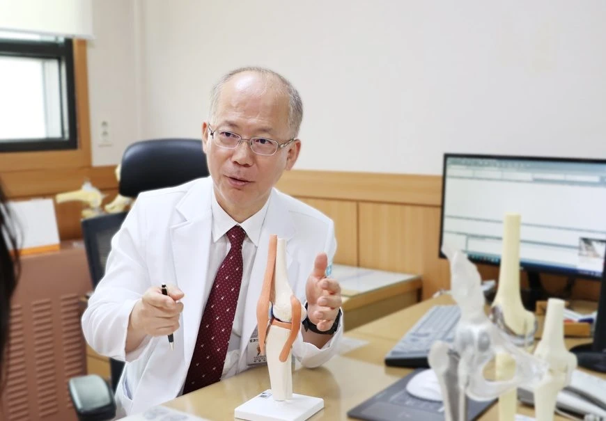 단풍 산행 뒤 갑자기 시작된 무릎 통증, 연골하 부전골절일 수도