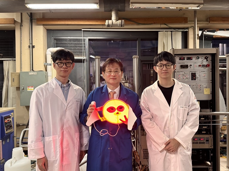 (왼쪽부터) 신소재공학과 김민서 석박사통합과정, 이건재 교수, 안재훈 박사과정 / 출처 : 카이스트 연구뉴스