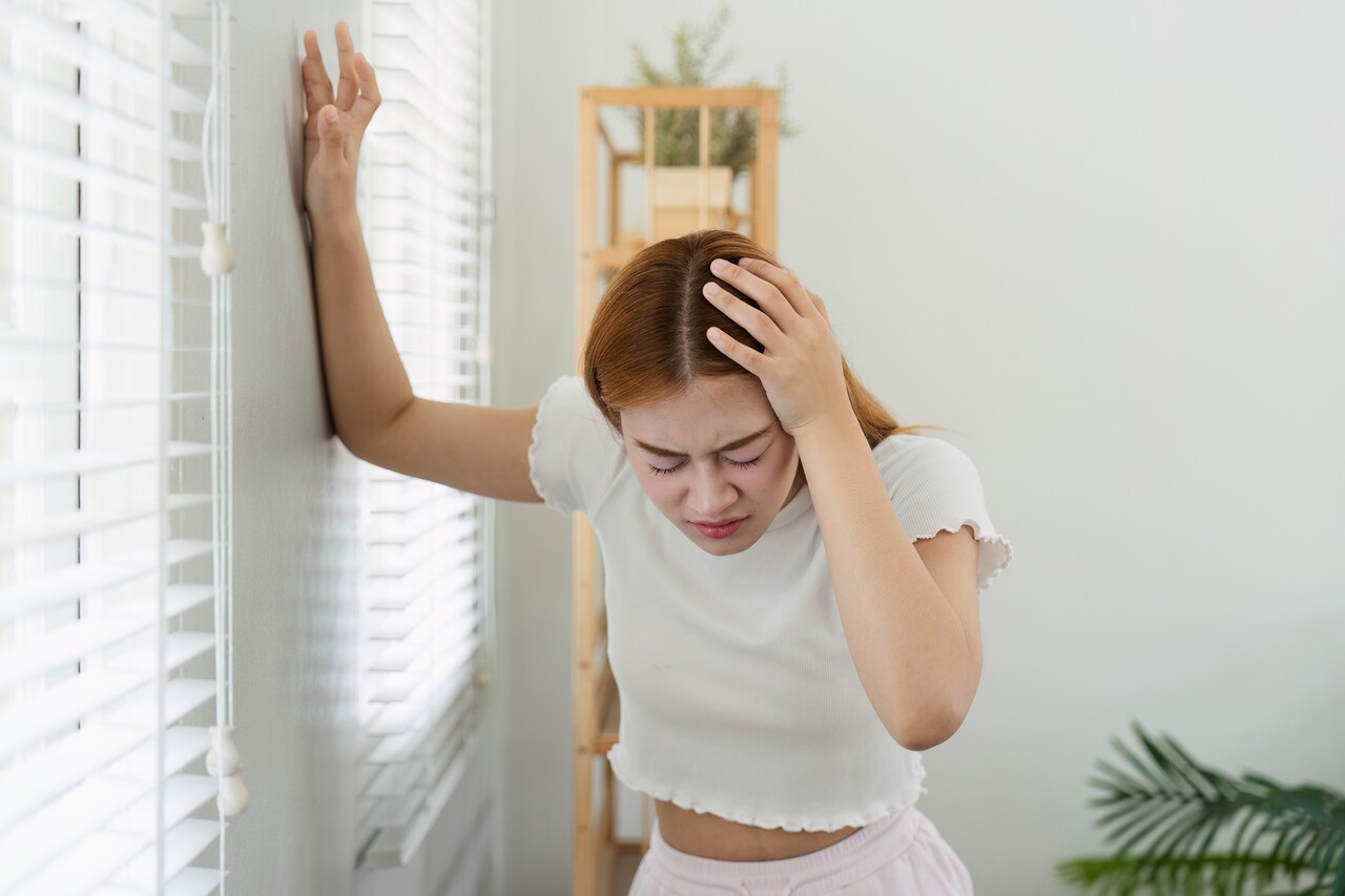 벽을 짚어야 할 정도로 어지럽다면 정확한 원인 진단이 필요하다 / 이미지 출처 : 모션 엘리먼츠