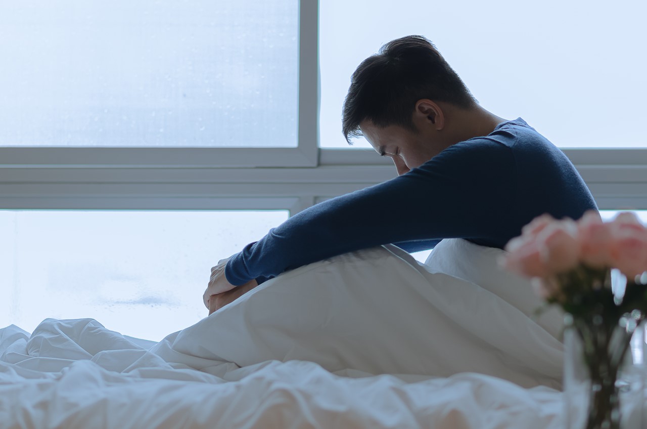 테스토스테론 수치가 불규칙하게 감소하기 때문에, 증상이 심각할 경우 집중력 저하, 기억력 감퇴, 우울감이 찾아올 수도 있다 / Designed by Freepik