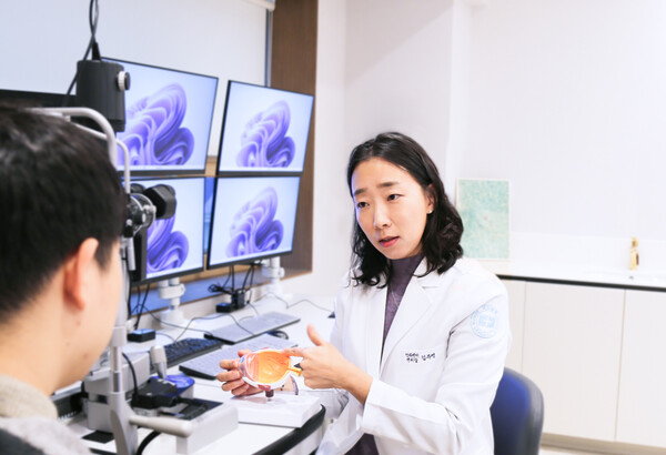 “눈이 따갑다”는 아이, 광각막염 의심해야… 자외선 화상 주의보