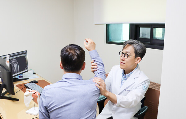 어깨 통증의 주범 ‘회전근개파열’, 모든 경우가 수술 대상은 아니다