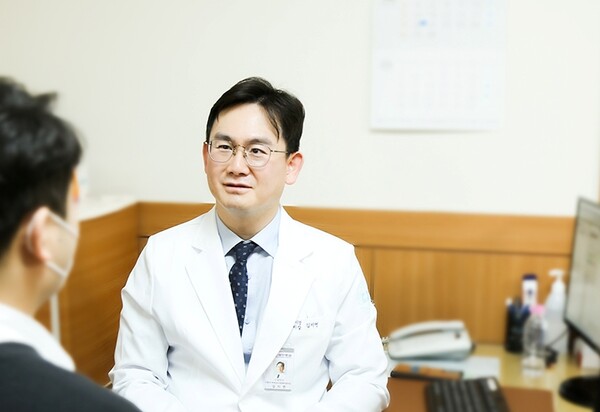 한쪽 팔로만 이어지는 통증, 단순 근육통 아닌 목 신경 압박 신호일 수 있어요