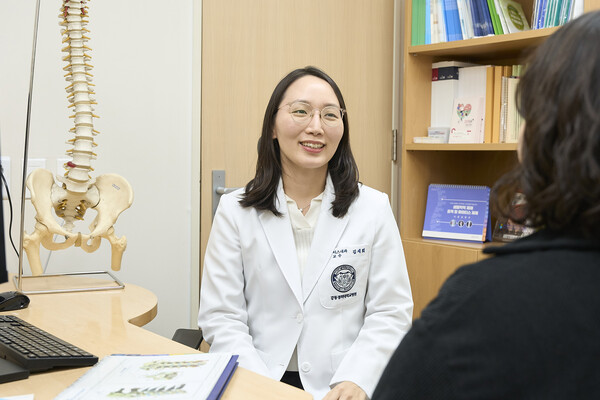 손가락 붓고 아침마다 굳는다면… 류마티스관절염, 조기 치료가 관절 지킨다